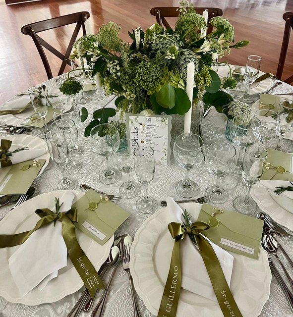 Montaje de mesa con centro floral en verdes y blancos